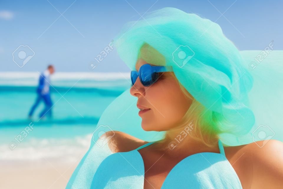 donna sulla spiaggia in una giornata soleggiata