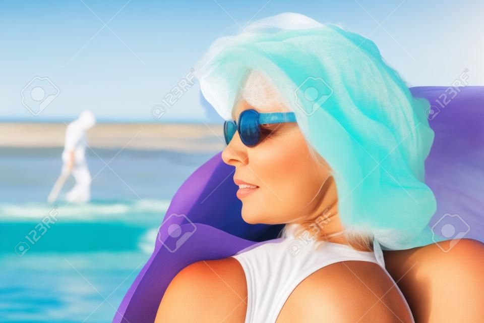 donna sulla spiaggia in una giornata soleggiata
