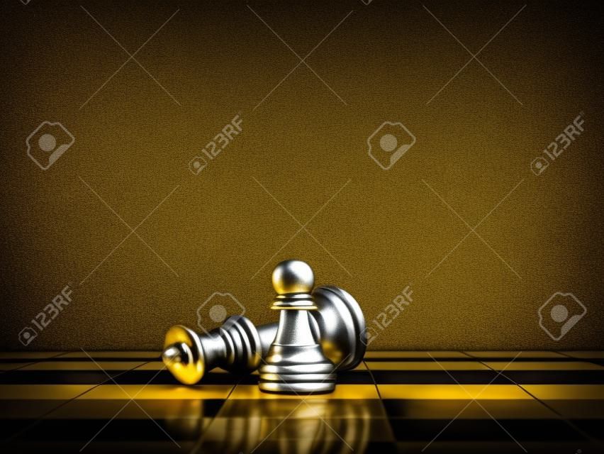 Mały srebrny pionek szachowy stojący z wygraną w pobliżu upadłej złotej szachowej królowej na szachownicy na ciemnym tle. koncepcja przywództwa, zwycięzcy, odwagi, konkurencji i strategii biznesowej.