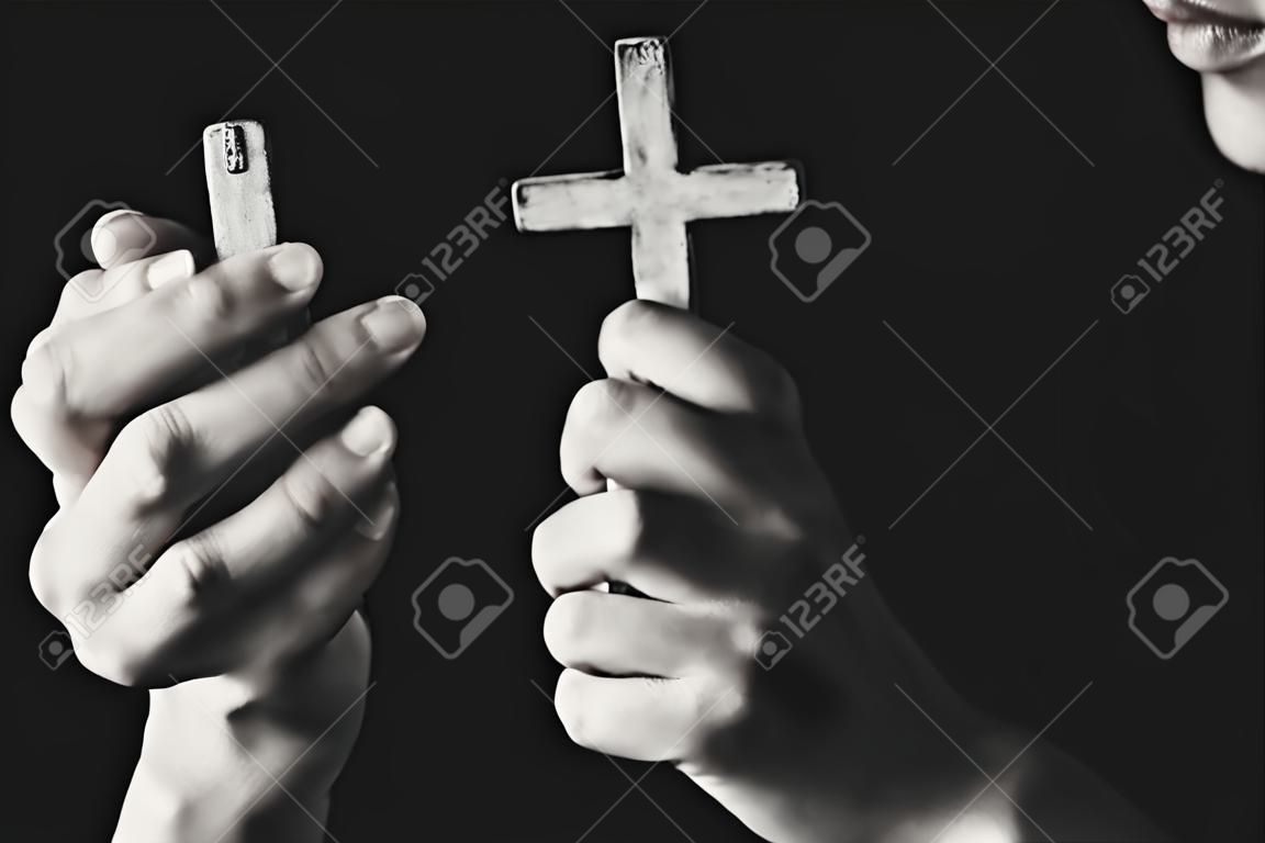 Doe christelijke handen dicht terwijl je bidt.