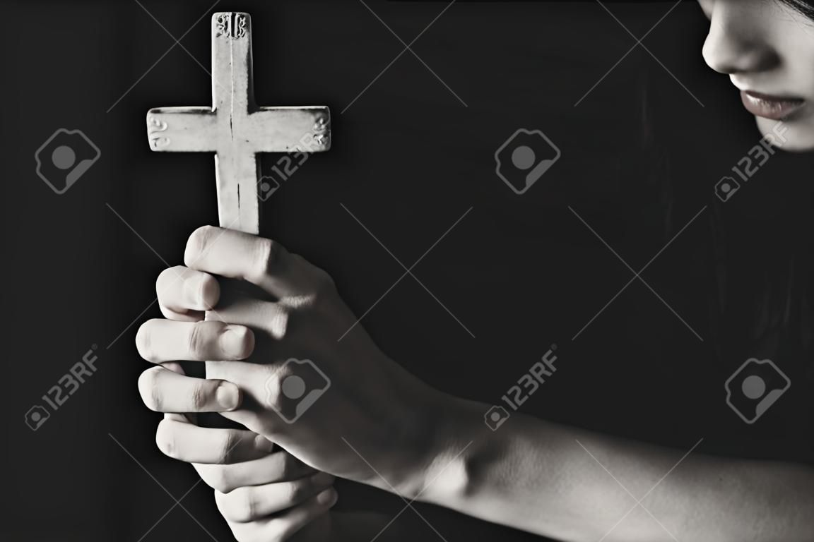 Doe christelijke handen dicht terwijl je bidt.