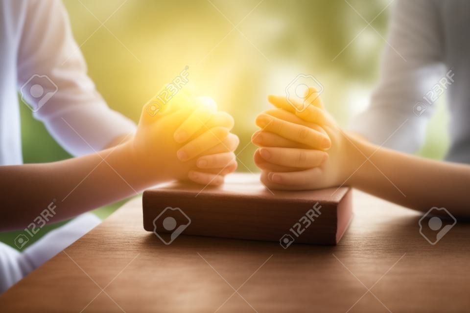 Gruppo di persone che pregano il culto crede. soft focus, preghiera e lode insieme a casa. concetto di incontro devozionale o di preghiera.