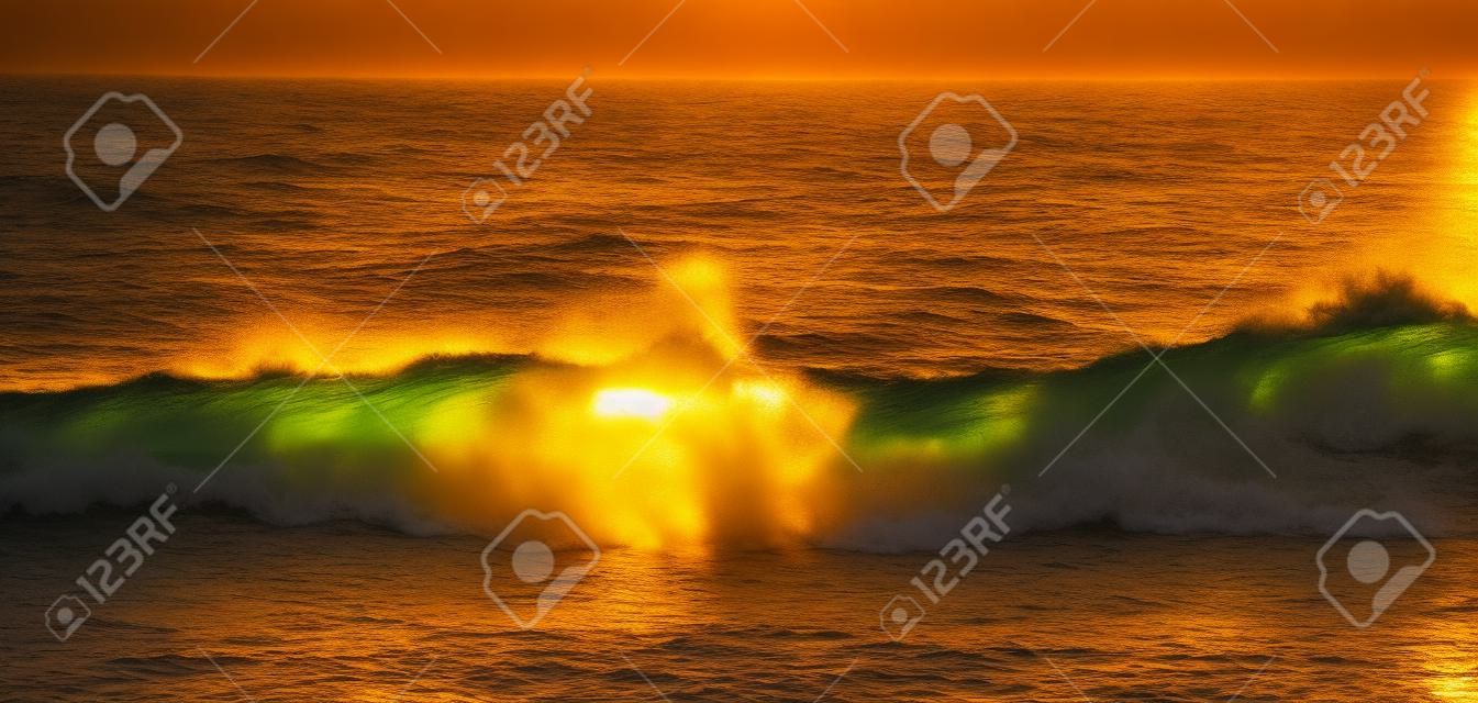 Golden onde che si infrangono al tramonto