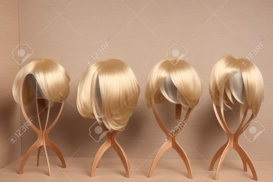 Perruque avec différentes longueurs et styles de cheveux exposés