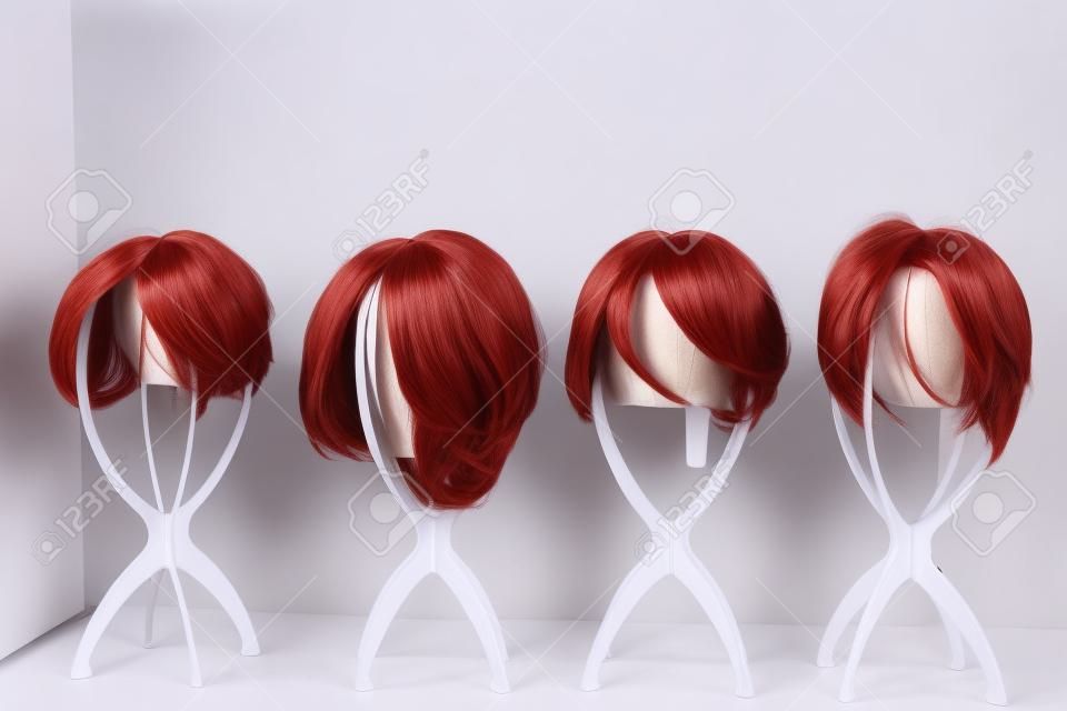 Perücke mit verschiedenen Haarlängen und -stilen auf dem Display