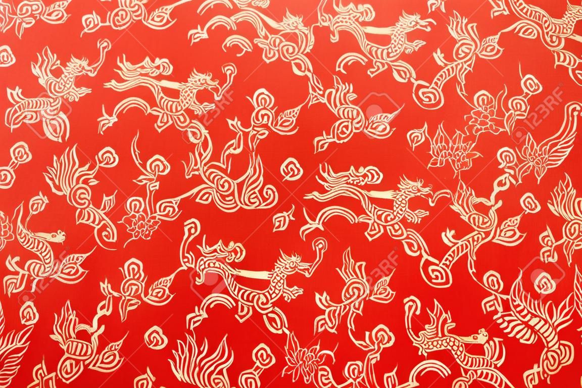 黄金の龍と花と赤い中国シルクのフラグメント