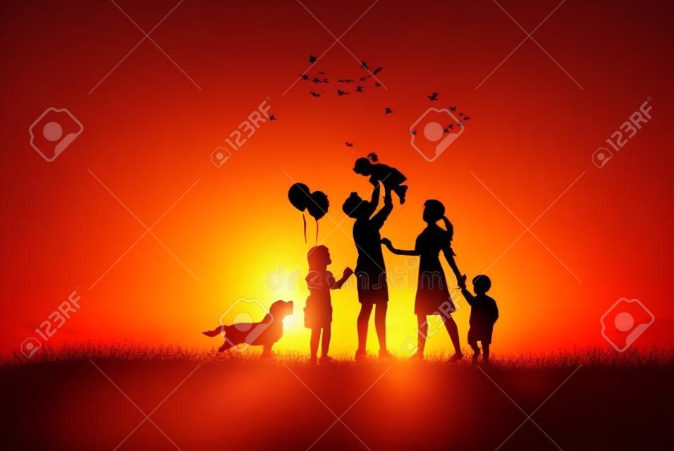 Gelukkige familiedag, vader moeder en kinderen silhouet spelen op gras in zonsondergang.