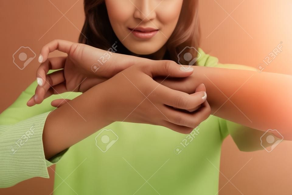 Vrouw krabt haar arm