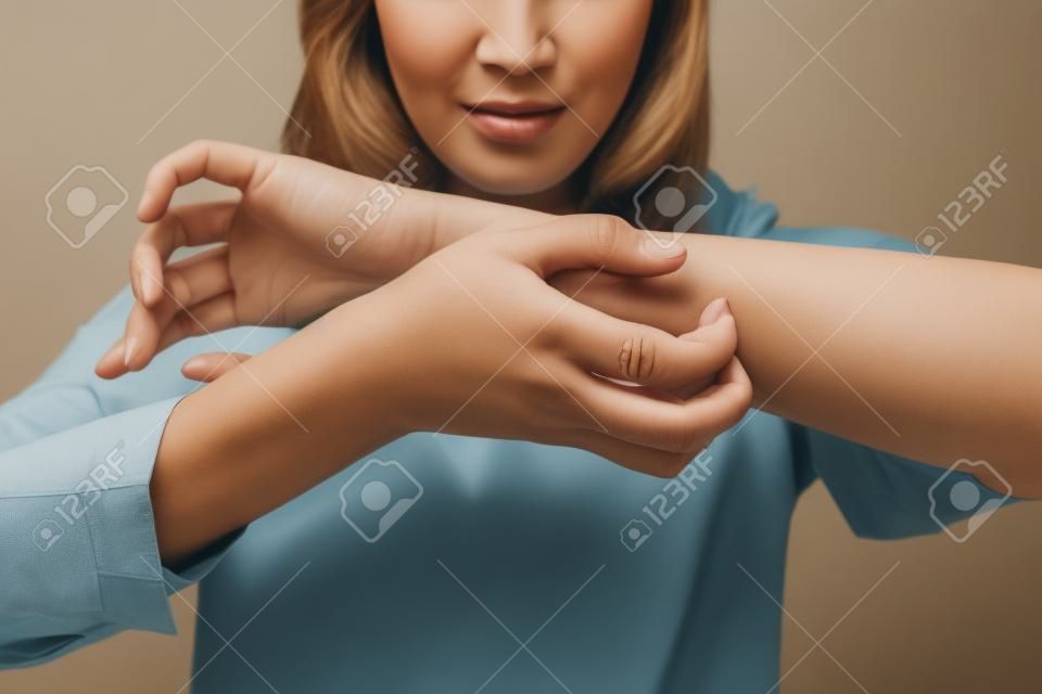 Vrouw krabt haar arm