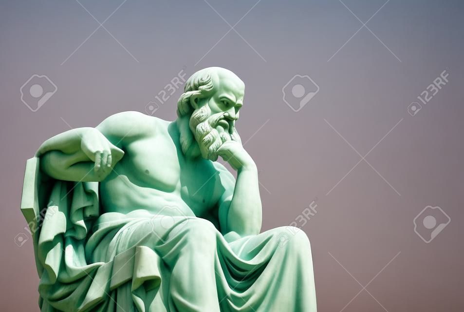 Estátua do antigo filósofo grego Sócrates em Atenas, Grécia.