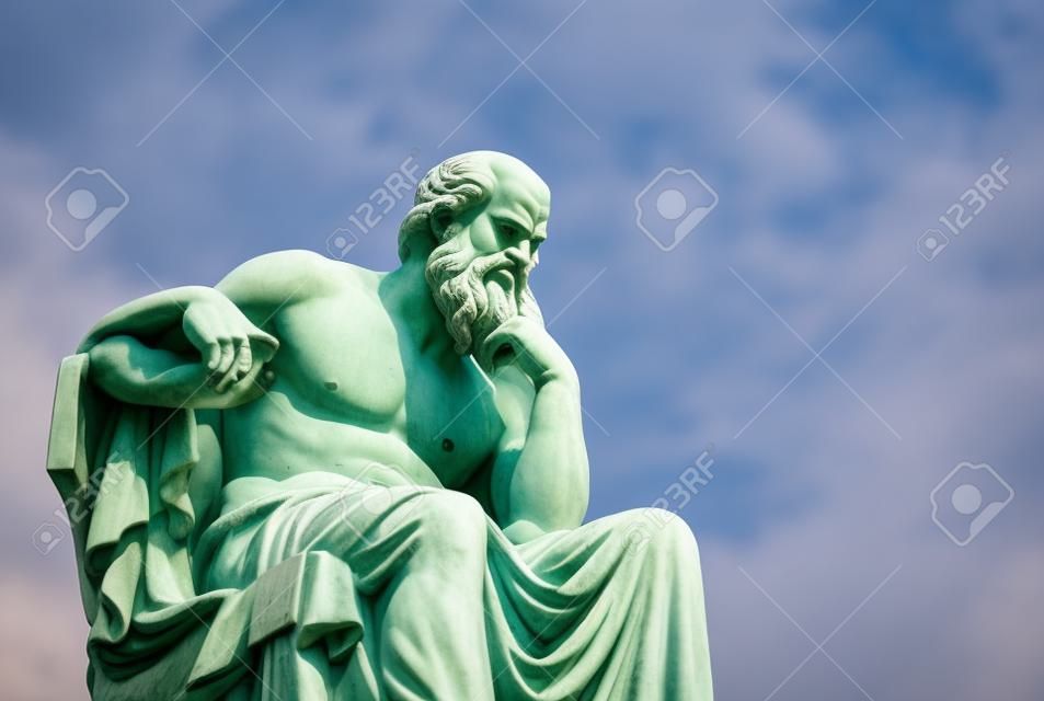 Estátua do antigo filósofo grego Sócrates em Atenas, Grécia.