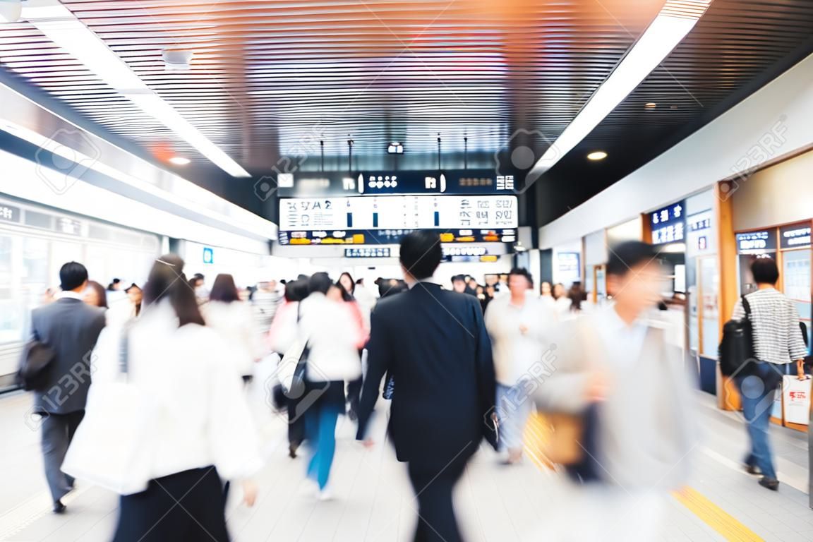 Verschwommene Passagiere, die im Geschäftshintergrundkonzept des Bahnhofs Osaka spazieren