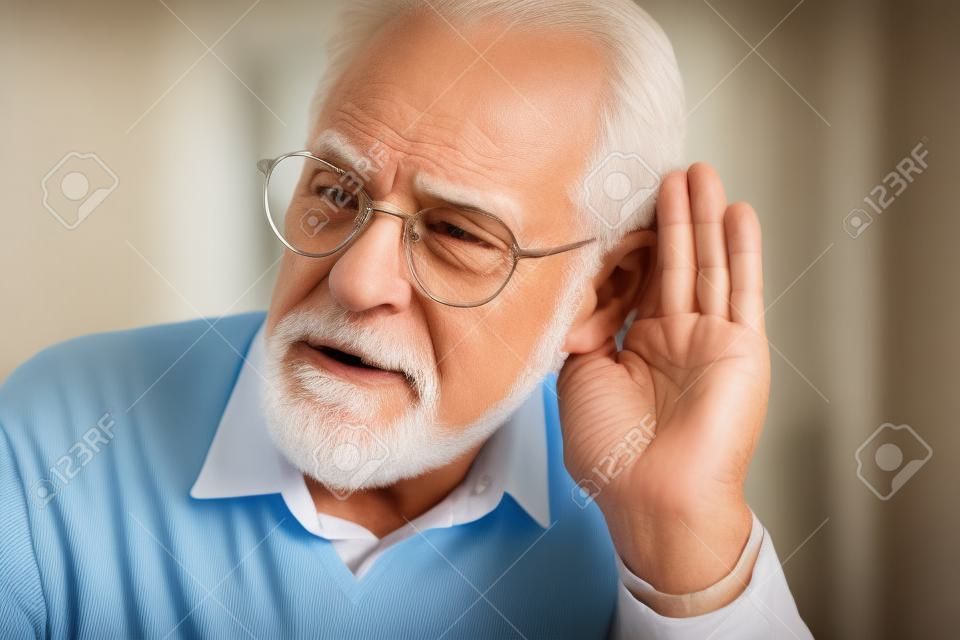Portret starszego mężczyzny mającego problemy ze słuchem