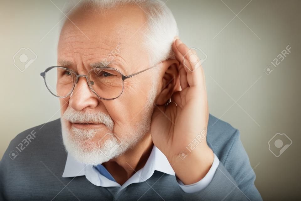 Portret starszego mężczyzny mającego problemy ze słuchem