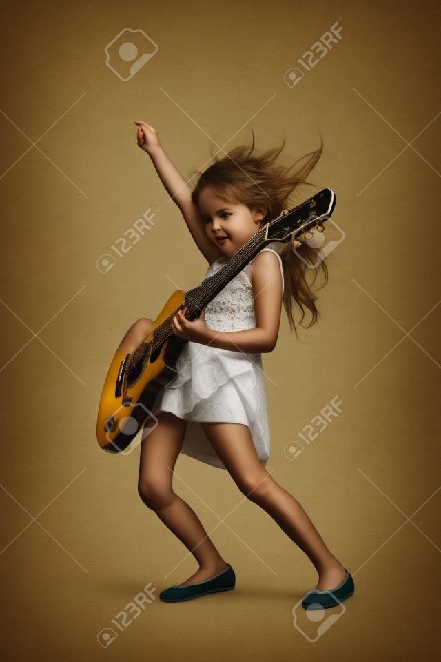 Porträt der jungen Mädchen mit einer Gitarre auf der Bühne