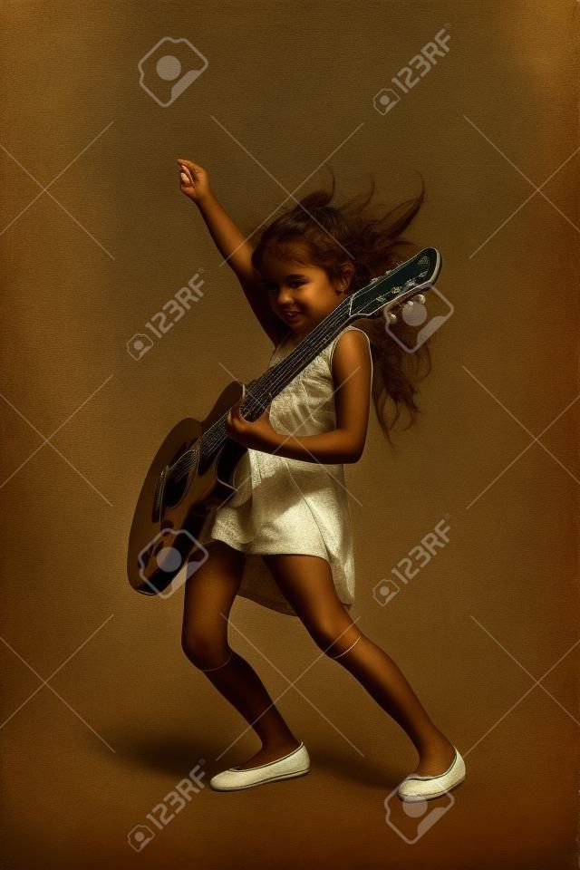 Porträt der jungen Mädchen mit einer Gitarre auf der Bühne