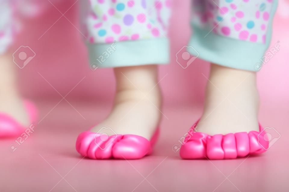 Petits pieds de fille prêts à sauter