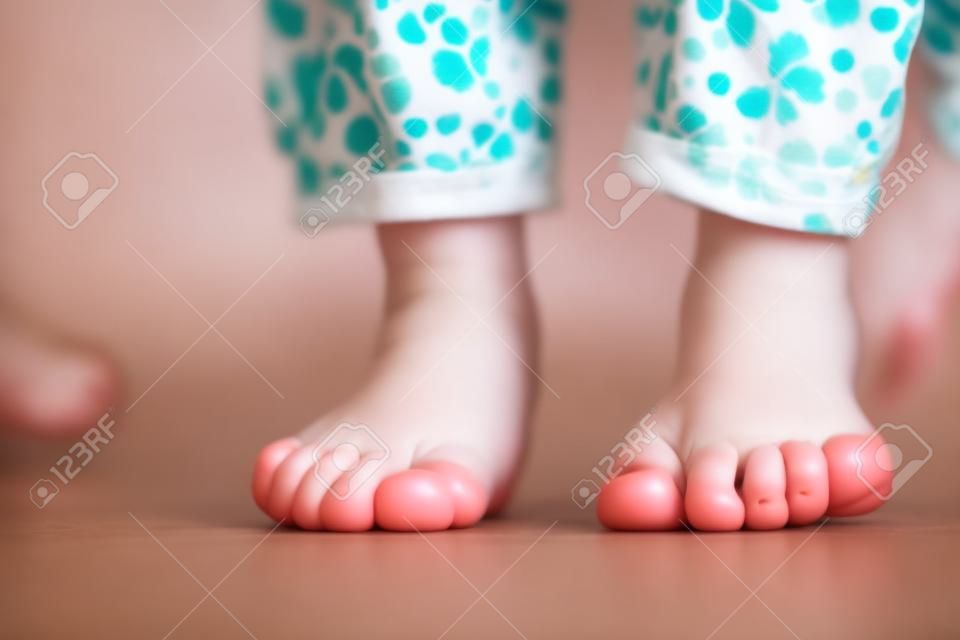 Petits pieds de fille prêts à sauter