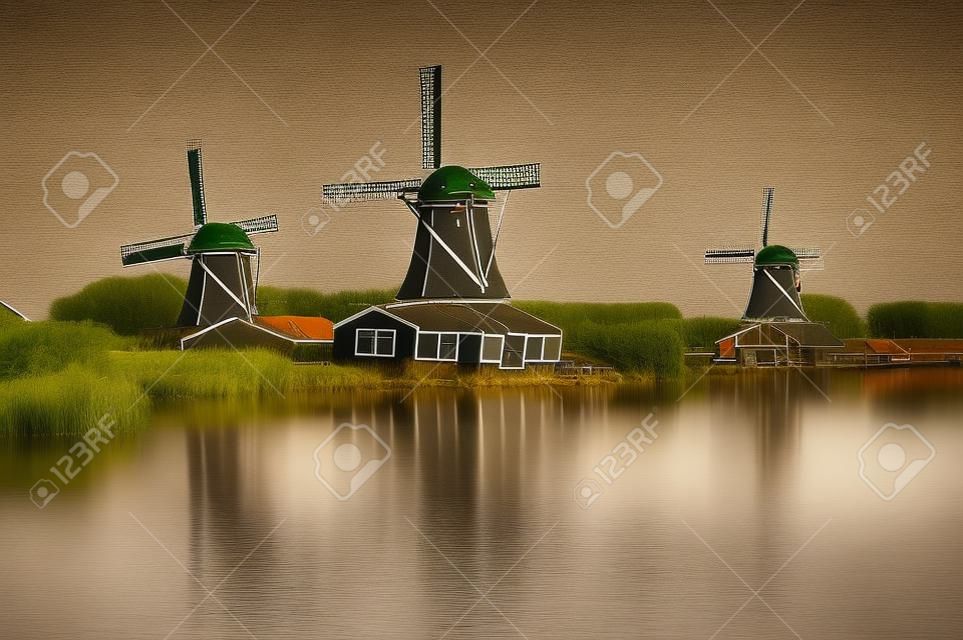 Paisagem com um par de moinhos de vento holandeses, Zaanse Schans - Países Baixos