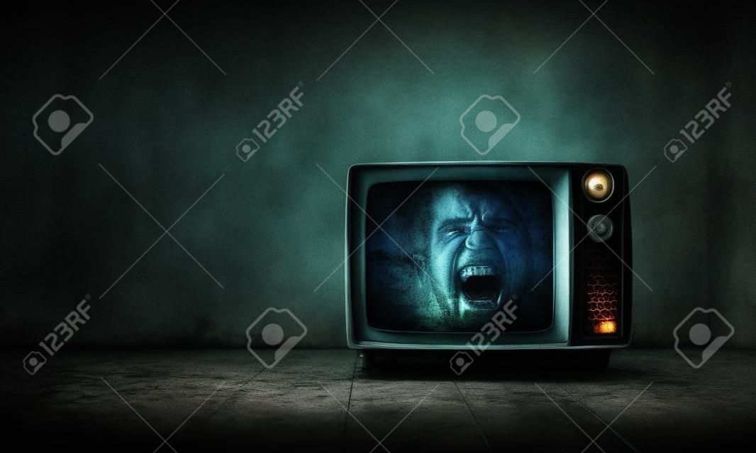 Mężczyzna krzyczy w starym telewizorze na podłodze. koncepcja horroru