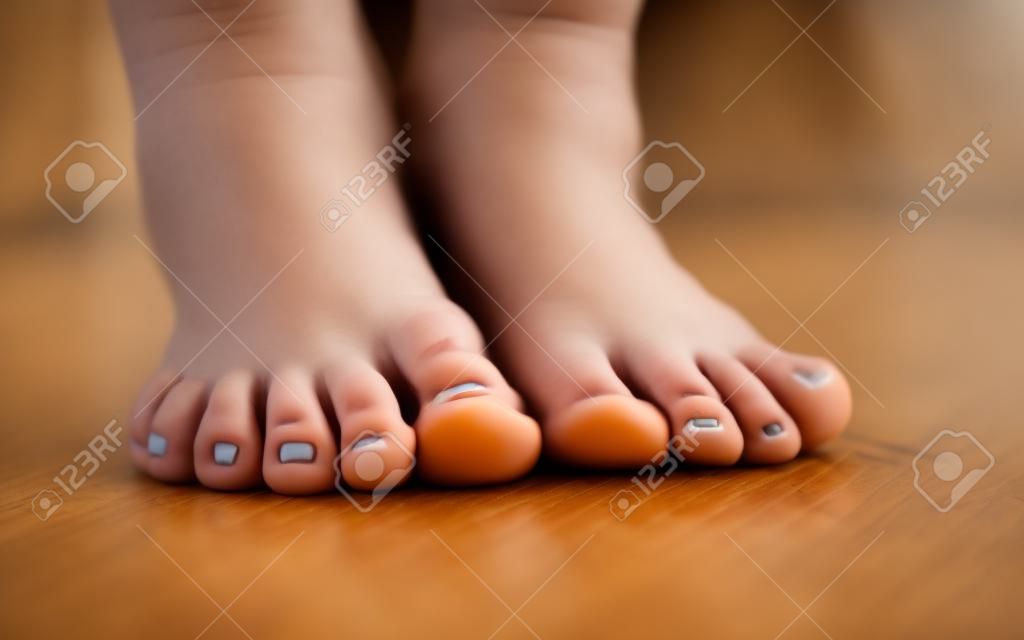 Close-up d'une paire de jeunes garçons pieds