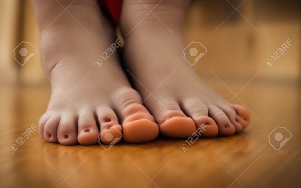 Close-up d'une paire de jeunes garçons pieds