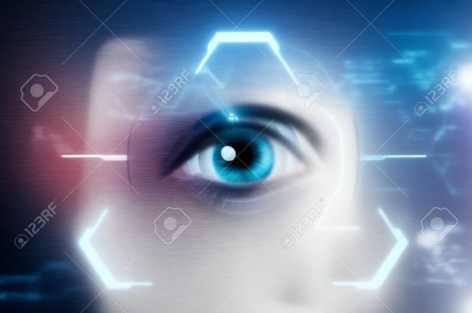 L'immagine a doppia esposizione dell'occhio della donna d'affari sovrapposta con un ologramma futuristico. Il concetto di vita moderna, futuristico, tecnologia, scanner dell'iride e Internet delle cose.