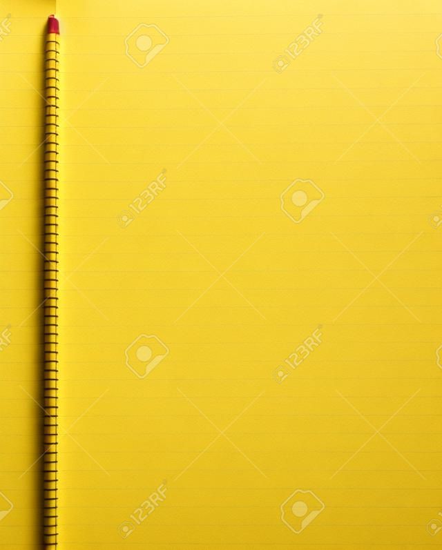 Papel rayado amarillo con un margen corriendo por lo