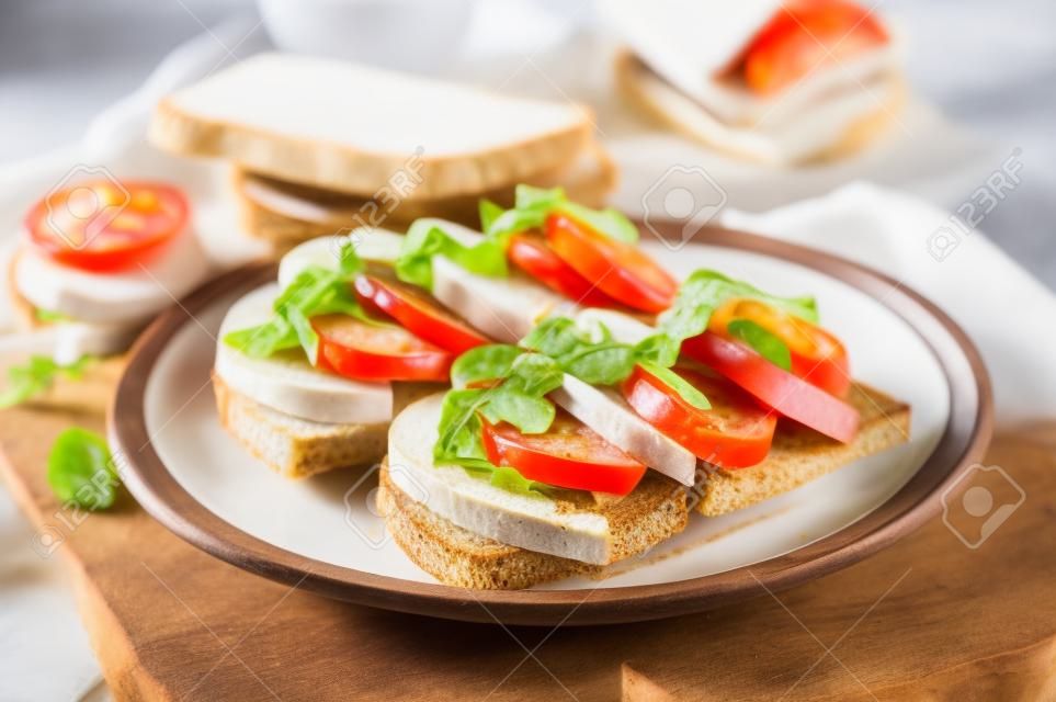Nützliche Nahrungs Sandwiches mit Mozzarella Tomaten und Schwarzbrot