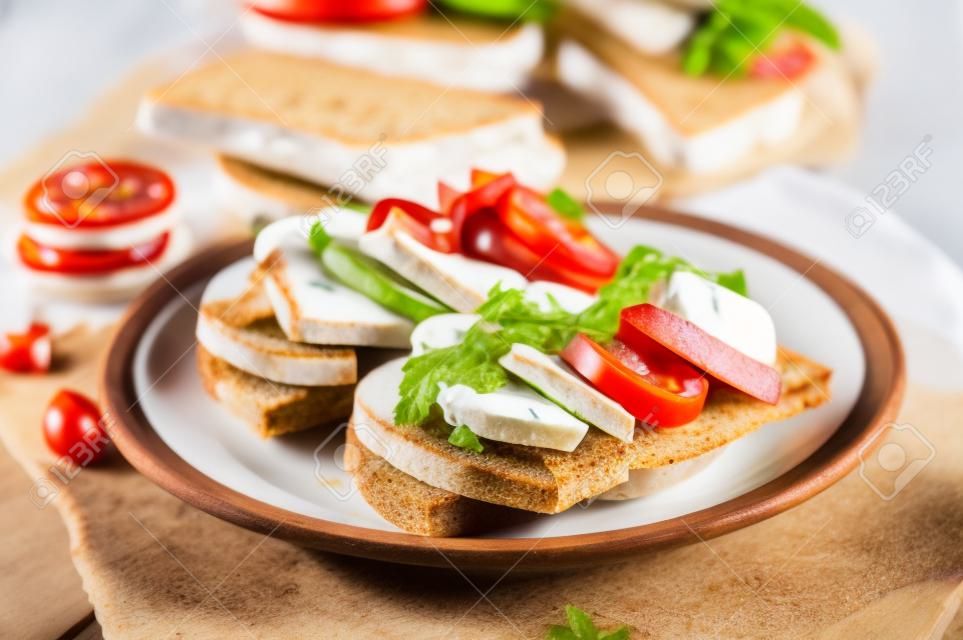 Nützliche Nahrungs Sandwiches mit Mozzarella Tomaten und Schwarzbrot