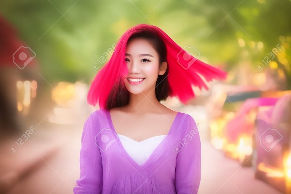 Portret van thai volwassen mooi meisje ontspannen en lachen