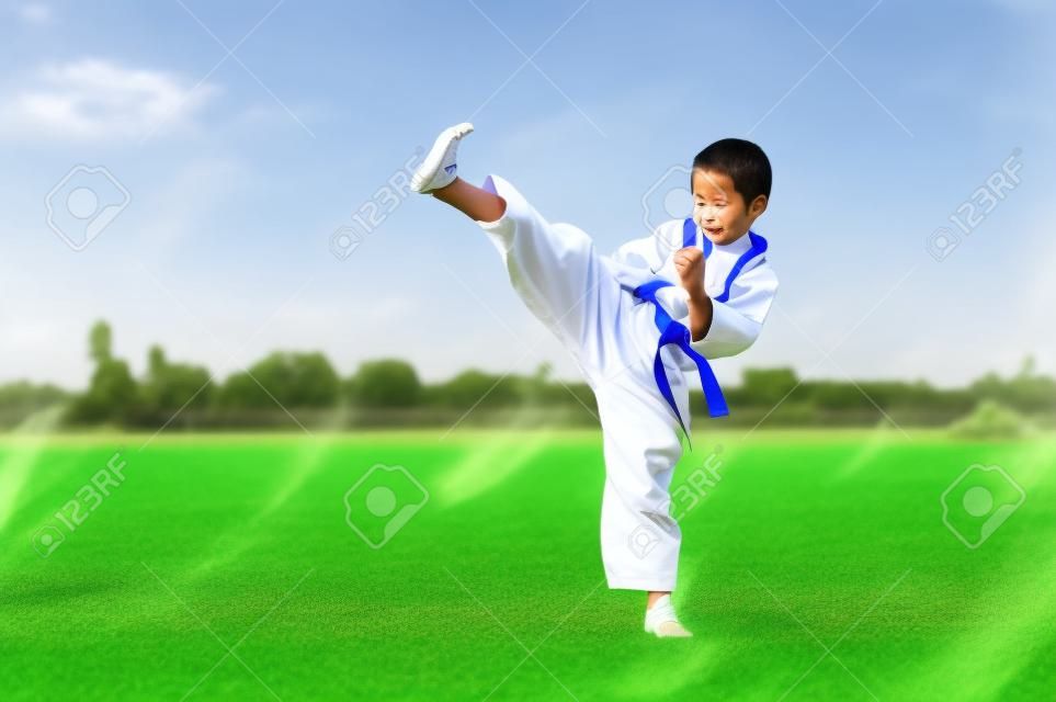 Sahada Asya oğlan uygulama taekwondo