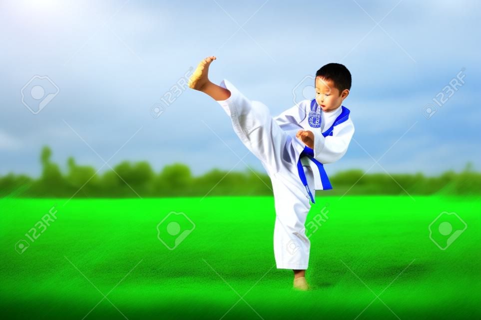 Asian boy Praxis Taekwondo auf dem Feld