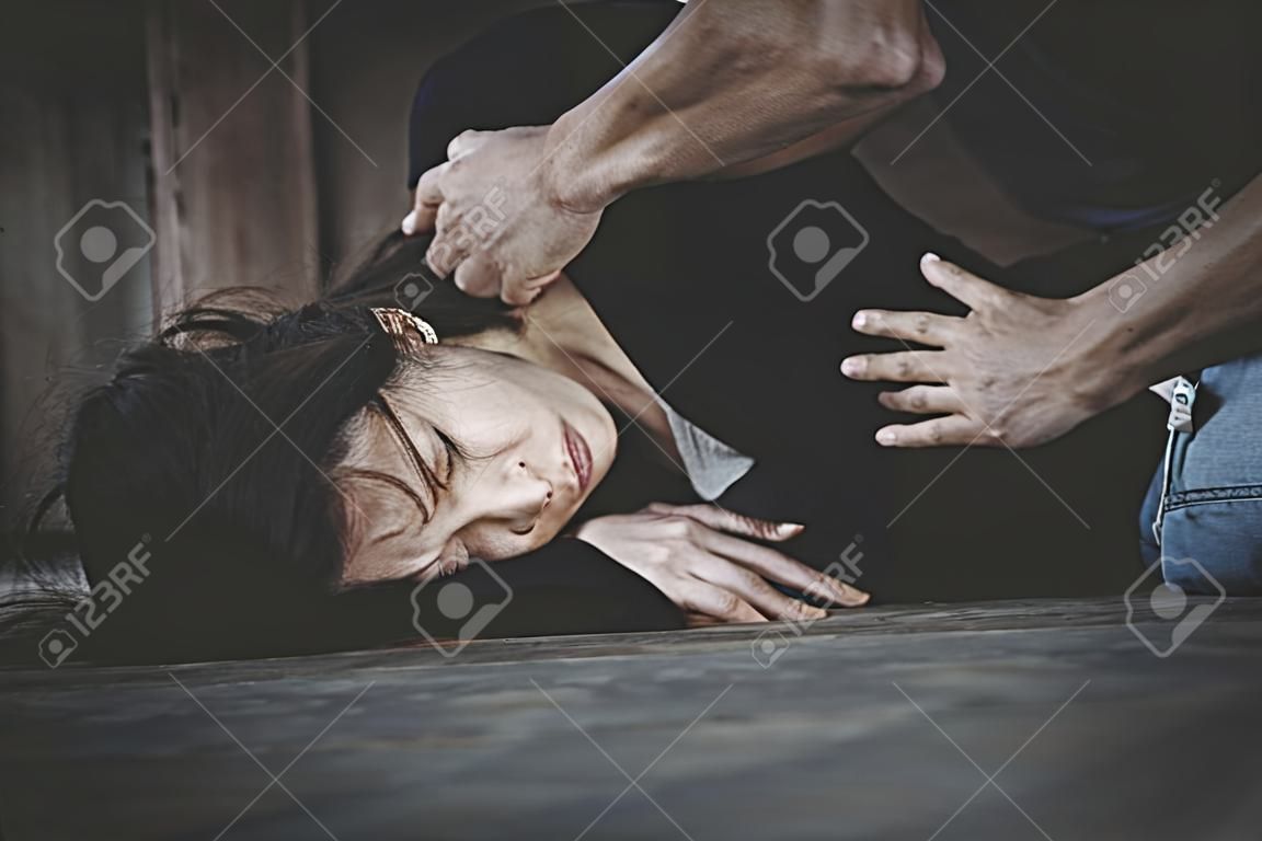 Frau Opfer von häuslicher Gewalt und Missbrauch. Ehemann schüchtert seine Frau ein. Ein Mann, der seine Frau verprügelt, illustriert häusliche Gewalt.