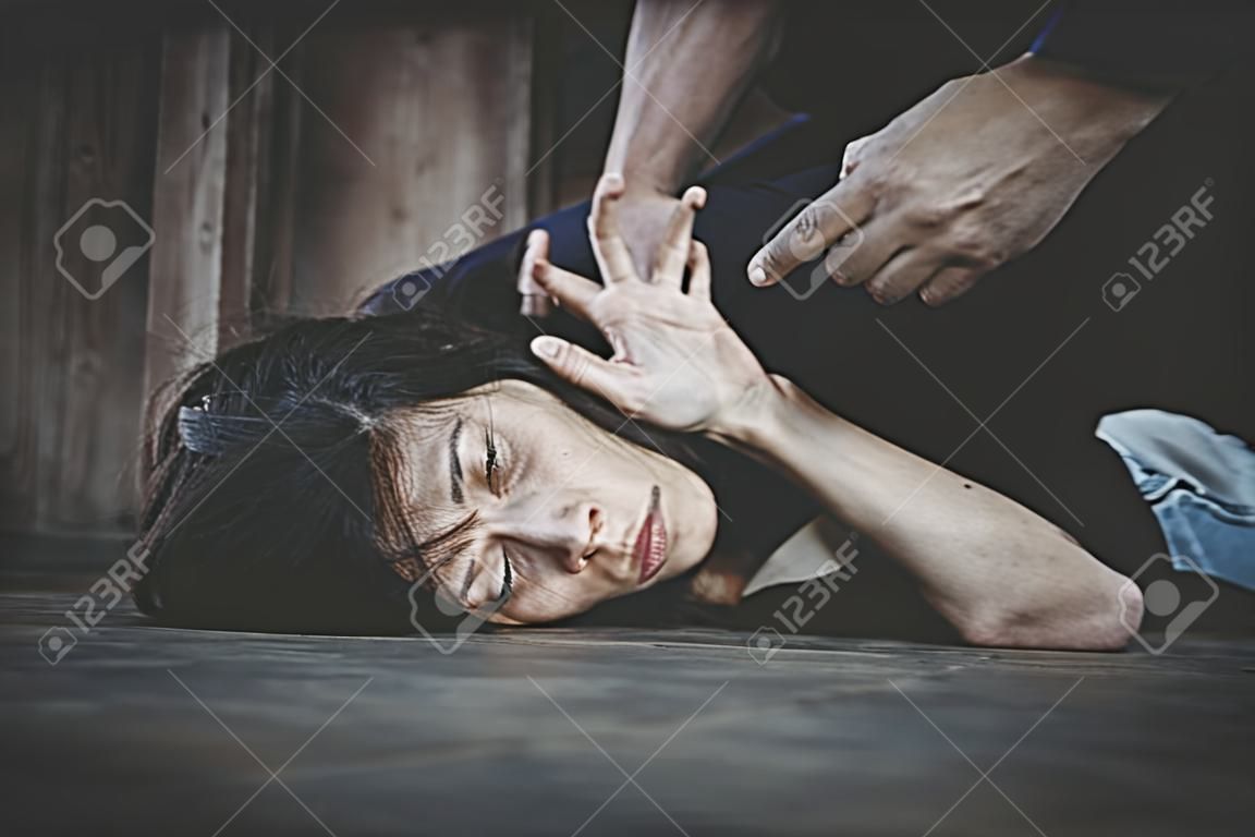 Mujer víctima de violencia doméstica y abuso. El marido intimida a su esposa. Hombre golpeando a su esposa ilustrando violencia doméstica.