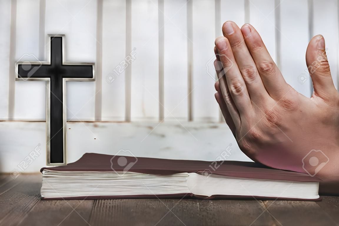 Betende Hände. Eucharistie-Therapie Segne Gott, der hilft, Buße zu tun. Hintergrund des christlichen Religionskonzepts.