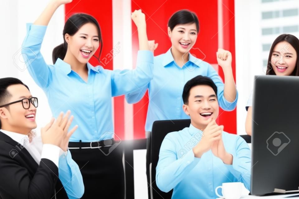 Millennial groep van jonge zakenmensen Azië zakenman en zakenvrouw vieren geven vijf na de handel zich gelukkig en het ondertekenen van contract of overeenkomst in de vergaderruimte in kleine moderne kantoor.