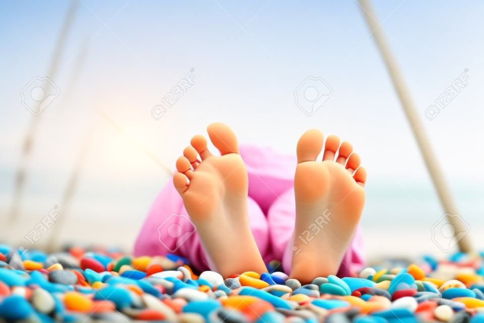 Kinderen voeten op kiezels. picknick op het strand