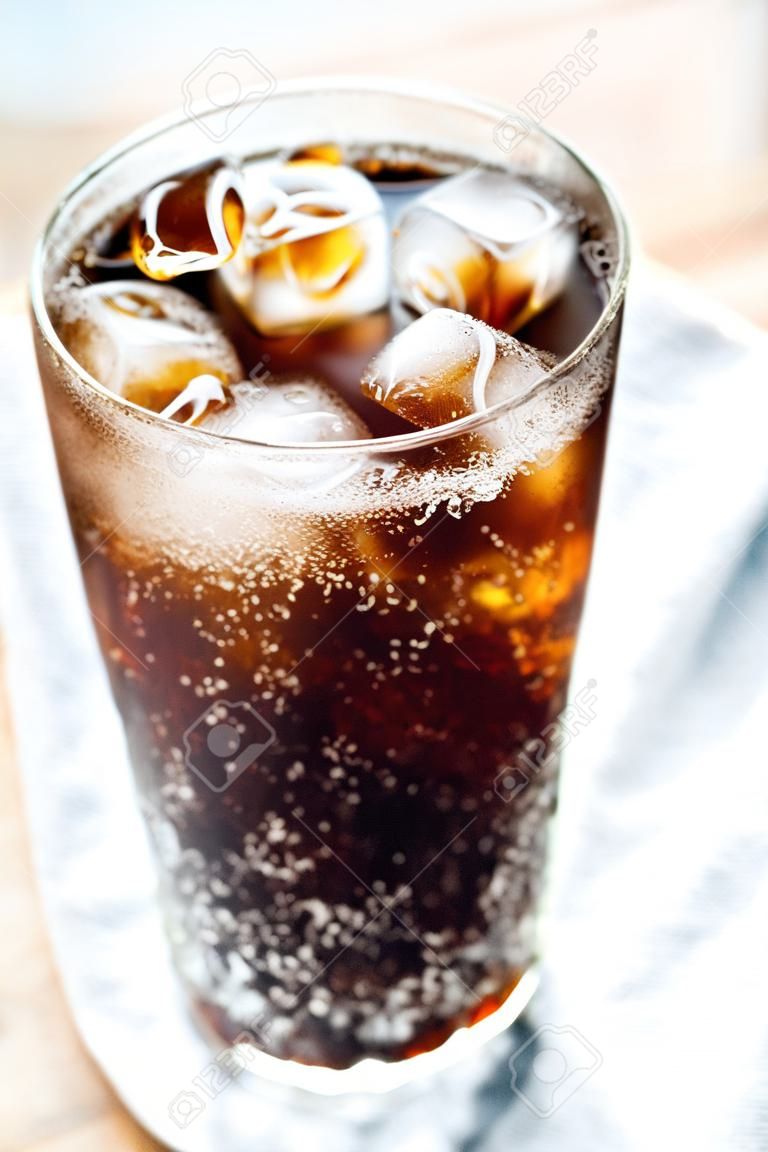 Een glas cola met ijsblokjes