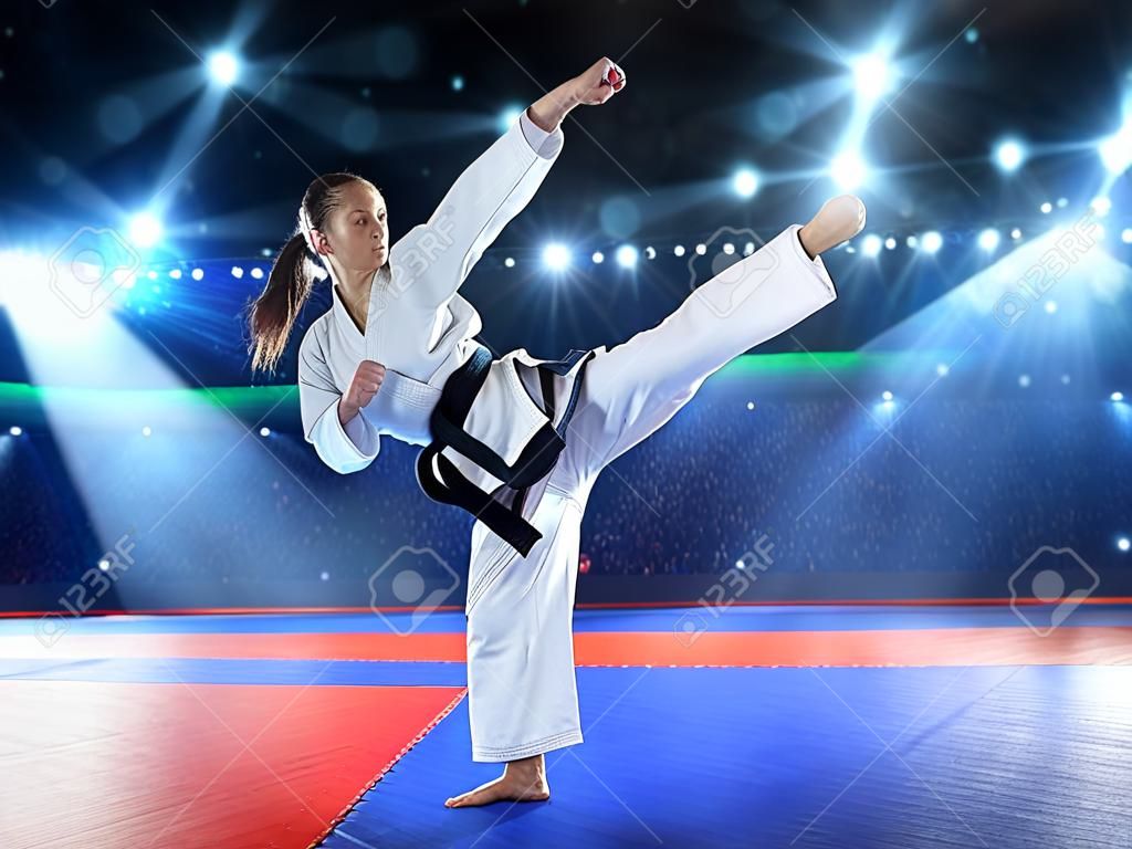 Karateca de sexo femenino profesional está luchando en la gran arena