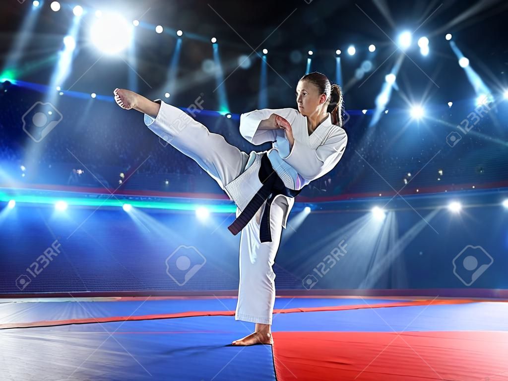 Karateca de sexo femenino profesional está luchando en la gran arena