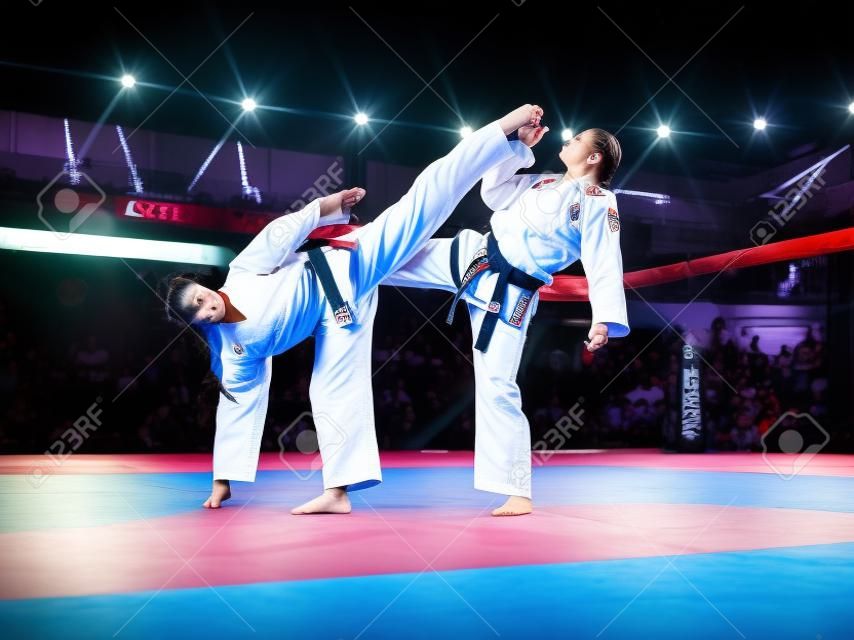 Due combattenti di karate femminili professionali stanno combattendo sul Grand Arena