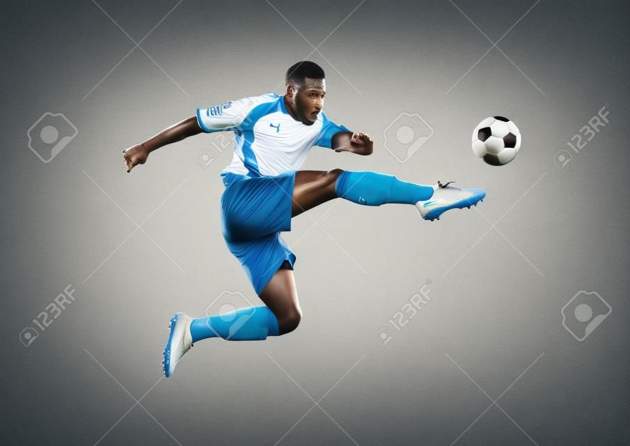 Jogador de futebol forte com bola de futebol e sorrindo em fundo branco  isolado