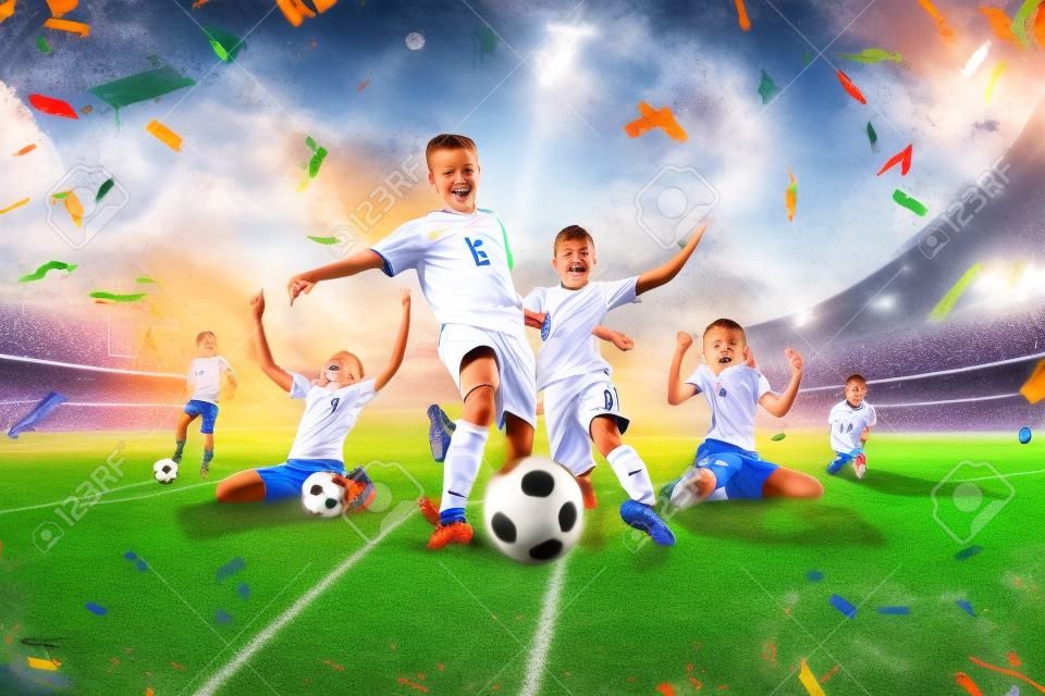 Kolaż z graczy piłkarskich dla dzieci w akcji na tle panoramy stadion