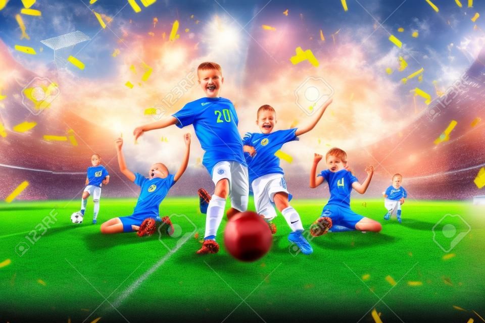 Collage de los jugadores de fútbol para niños en acción en el panorama de fondo estadio