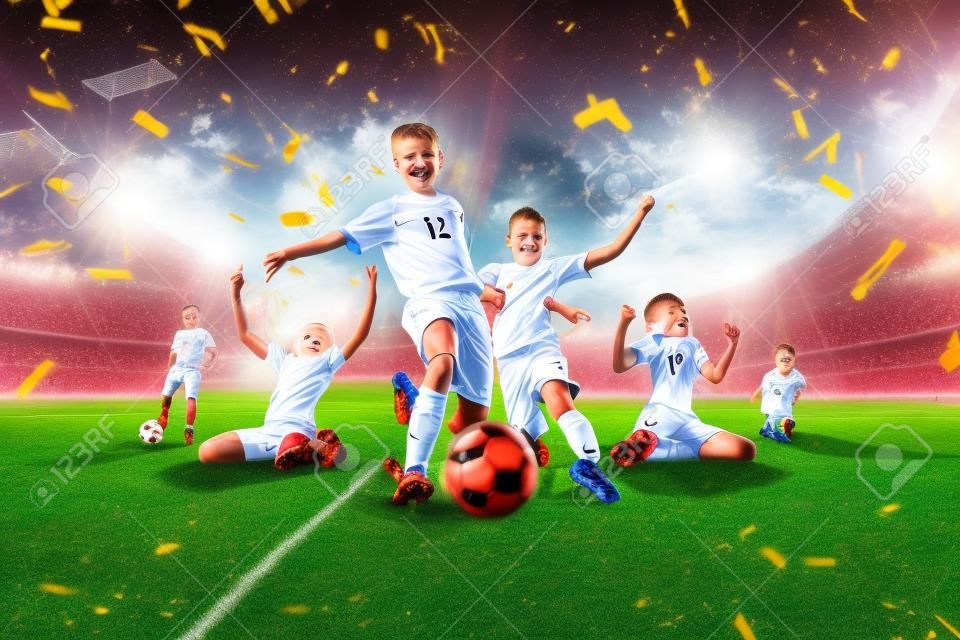 Collage de los jugadores de fútbol para niños en acción en el panorama de fondo estadio
