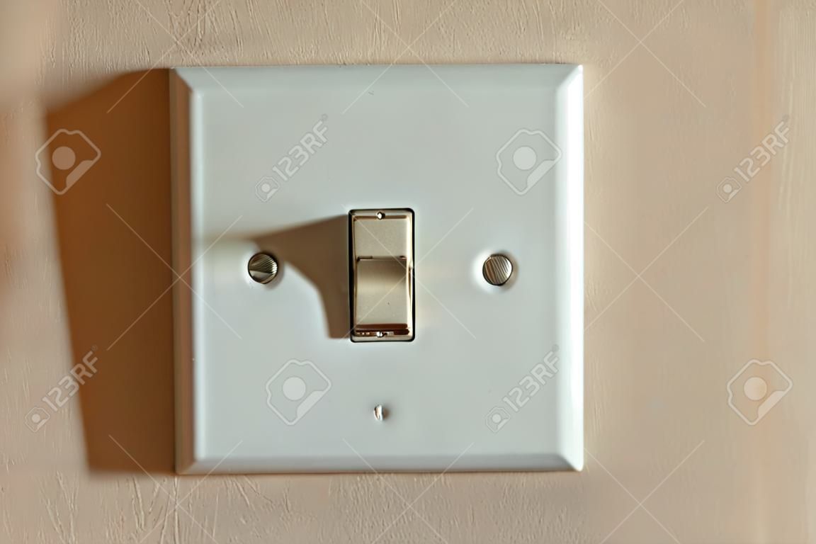 Un vieil interrupteur d'éclairage nord-américain sur un mur près d'une porte