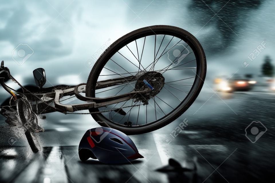 Acidente acidente de carro acidente com bicicleta na estrada, dia chuvoso.