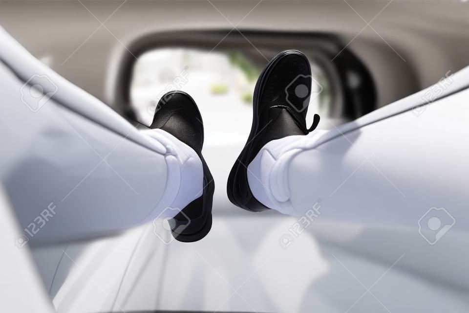 Passo de sapato branco no acelerador do carro
