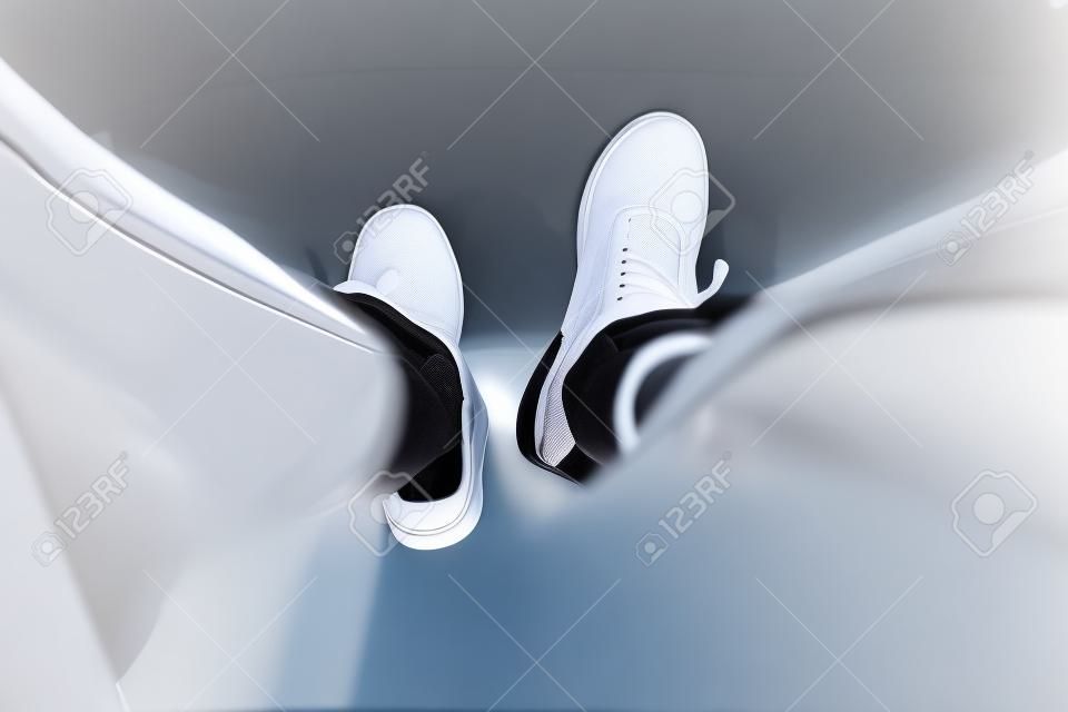 자동차 가속기에 흰색 신발 단계
